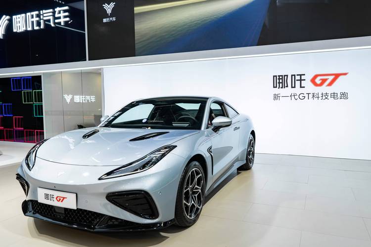 佛山121哪吒汽车在智能汽车领域的表现，领途汽车在新能源汽车市场中的影响力